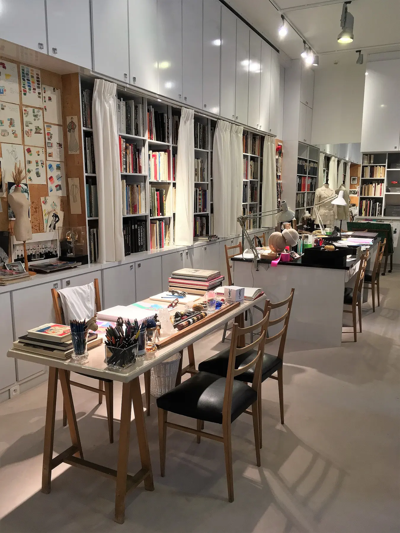 パリのイヴ・サンローラン美術館に保存展示されたデザイナーのアトリエ