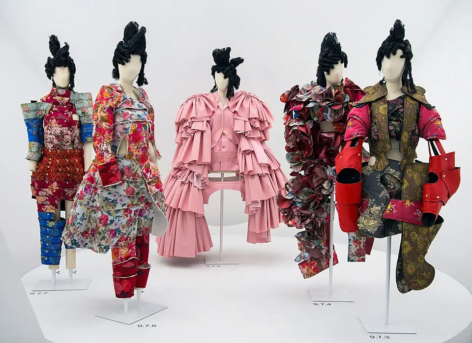 メトロポリタン美術館の展覧会に並ぶコム デ ギャルソンの衣装