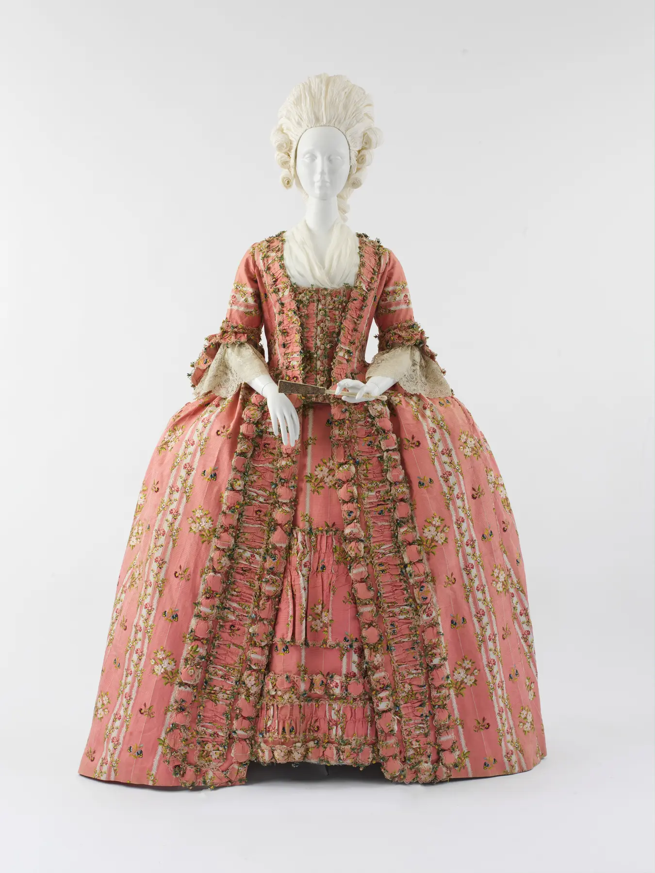 1775年頃のフランス製ドレスを正面から写した収蔵品写真
