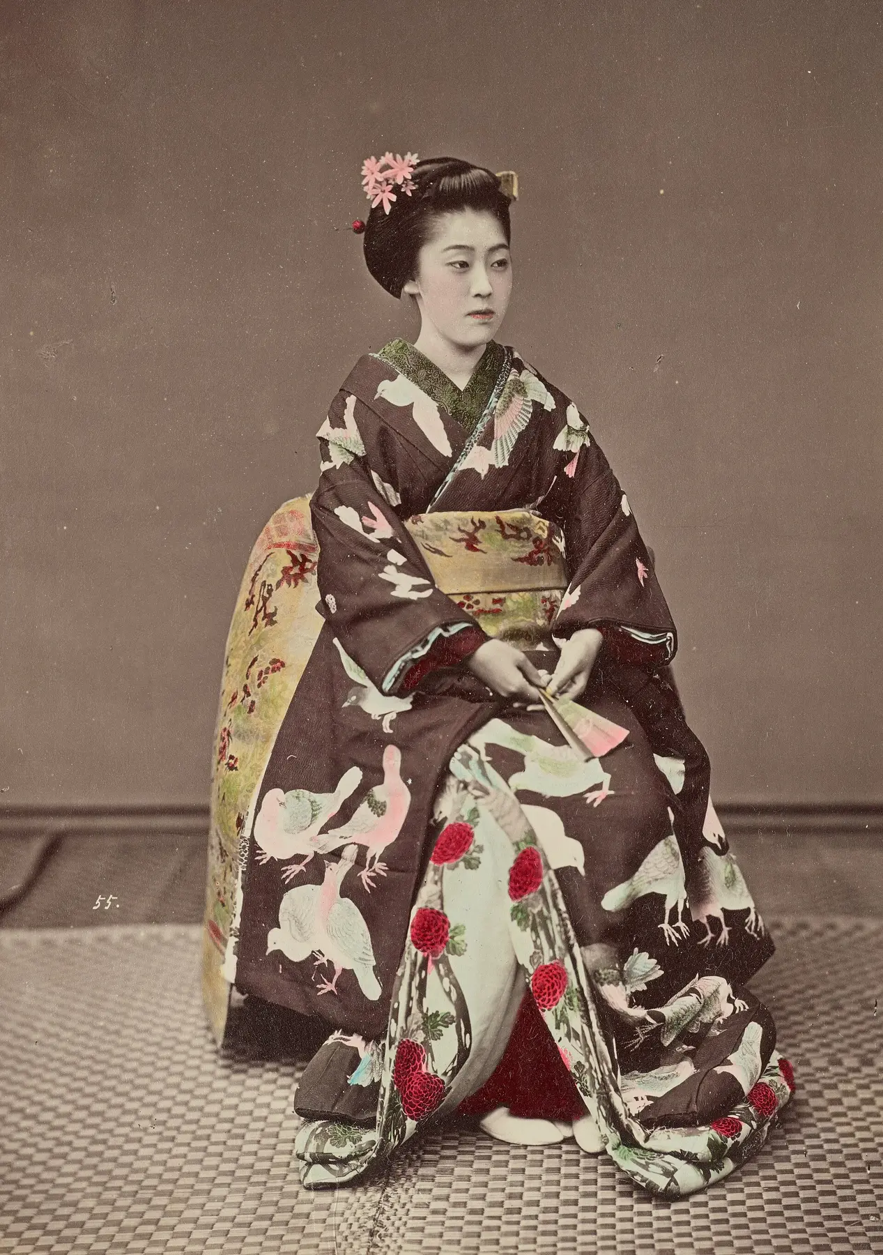 明治期の着物を着た女性の手彩色肖像写真
