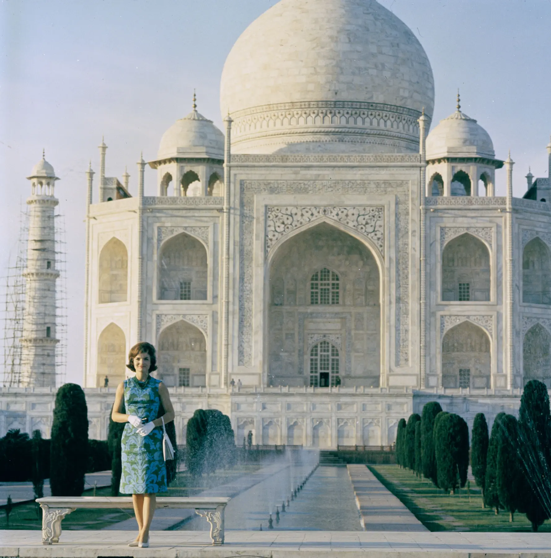 1962年、インドのタージ・マハル前に立つジャクリーン・ケネディ