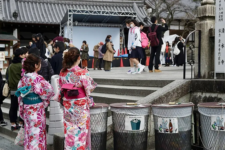 京都・清水寺周辺を着物姿で歩く人々