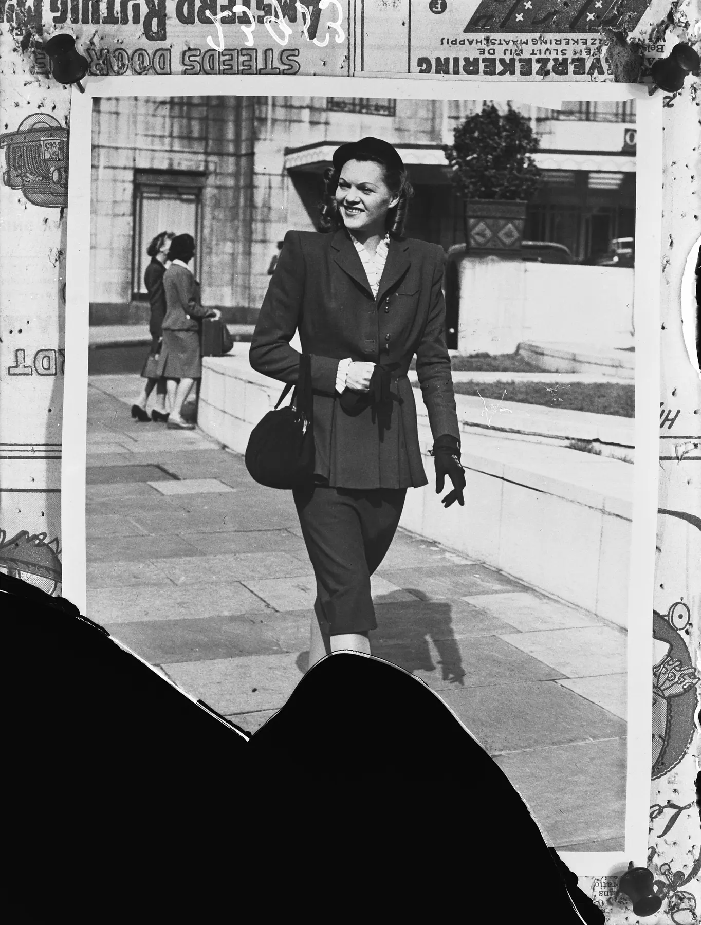 1947年に英国で発表された新しいファッションを写した白黒写真