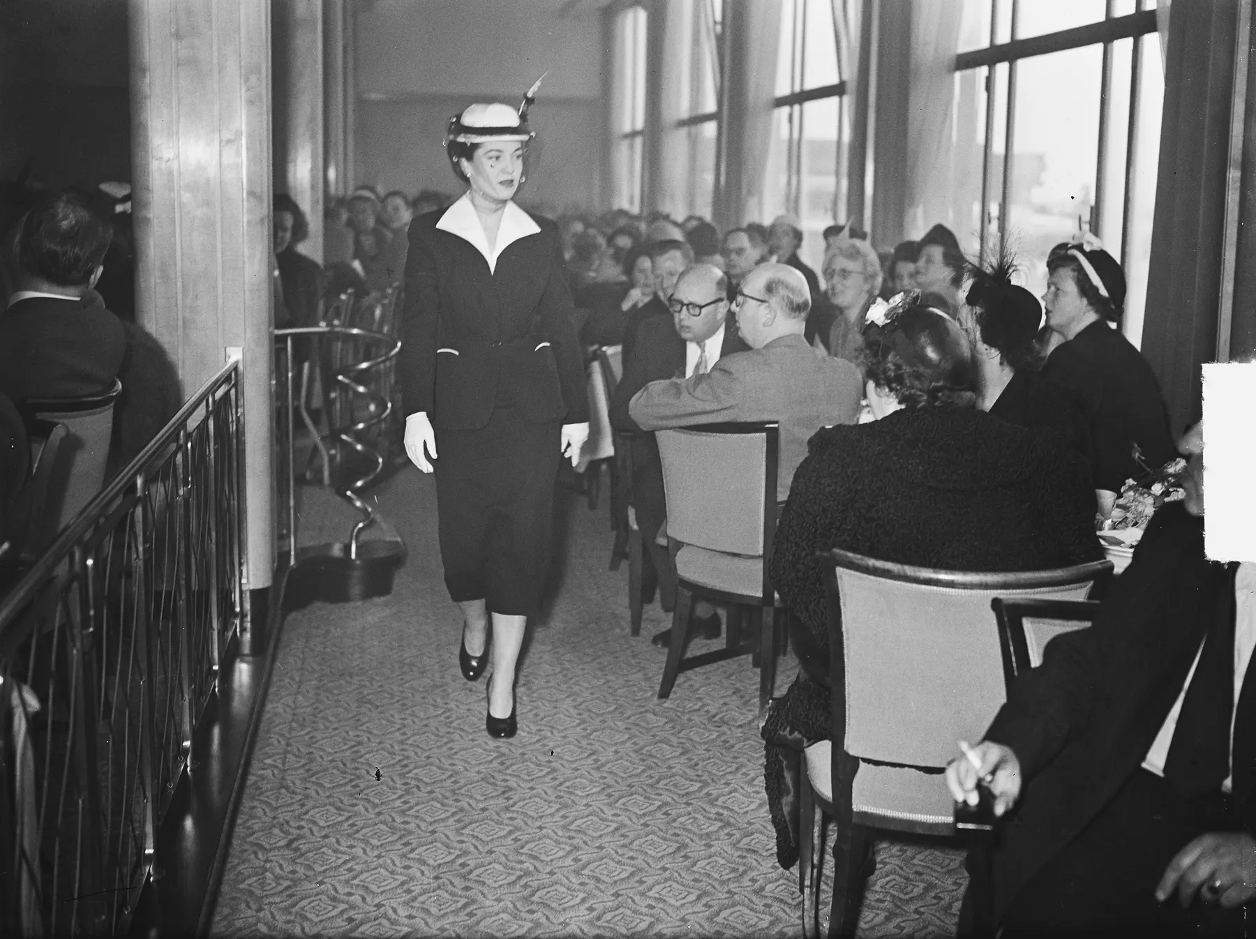 1951年にスキポール空港を訪れた英国モデルたちの白黒写真
