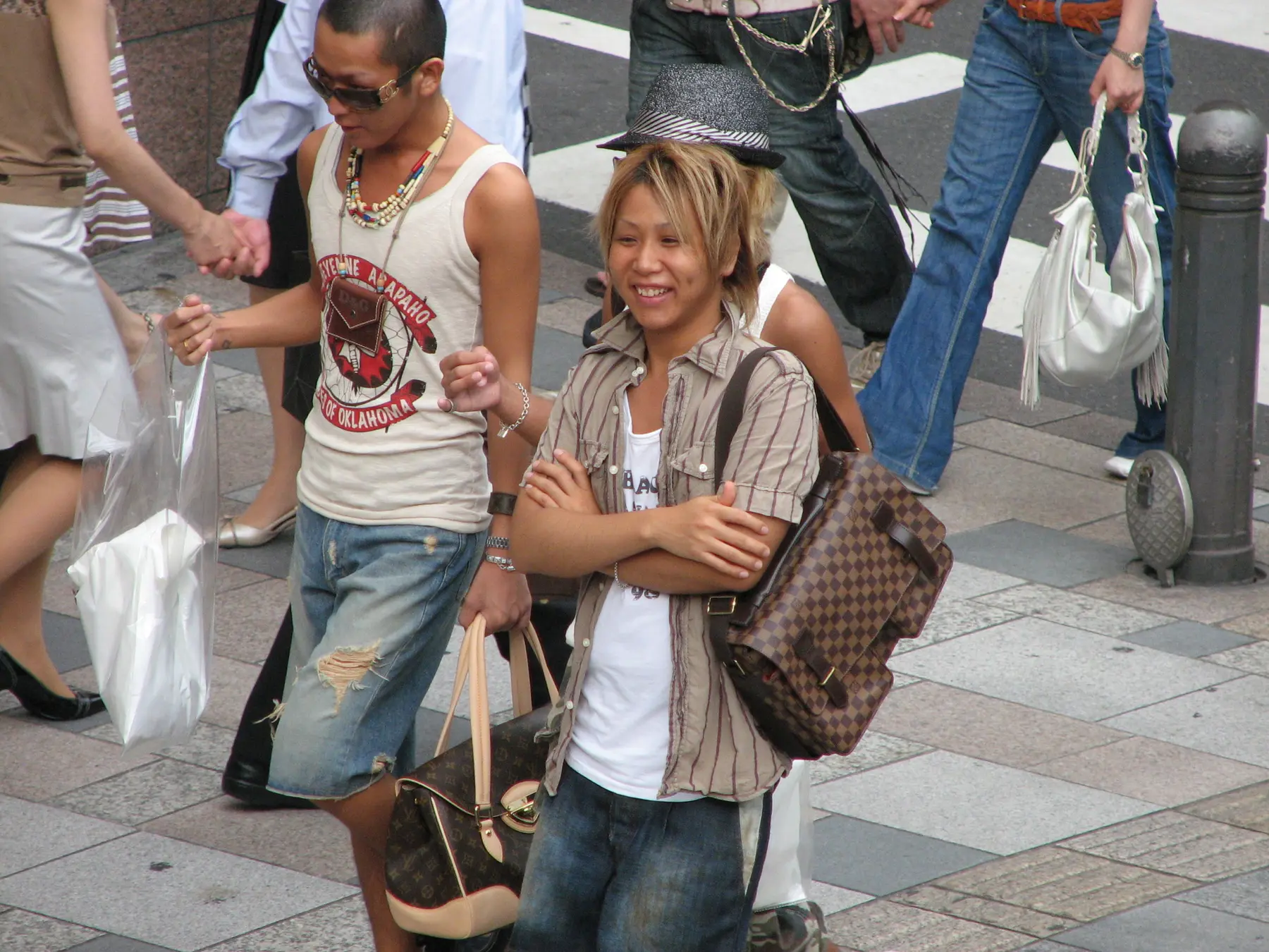 2007年の東京でギャル男ファッションを着た若者たち