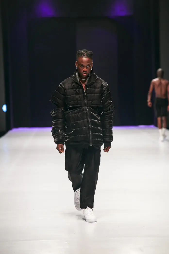 ラゴス・ファッション・ウィーク2019のランウェイを歩くRema