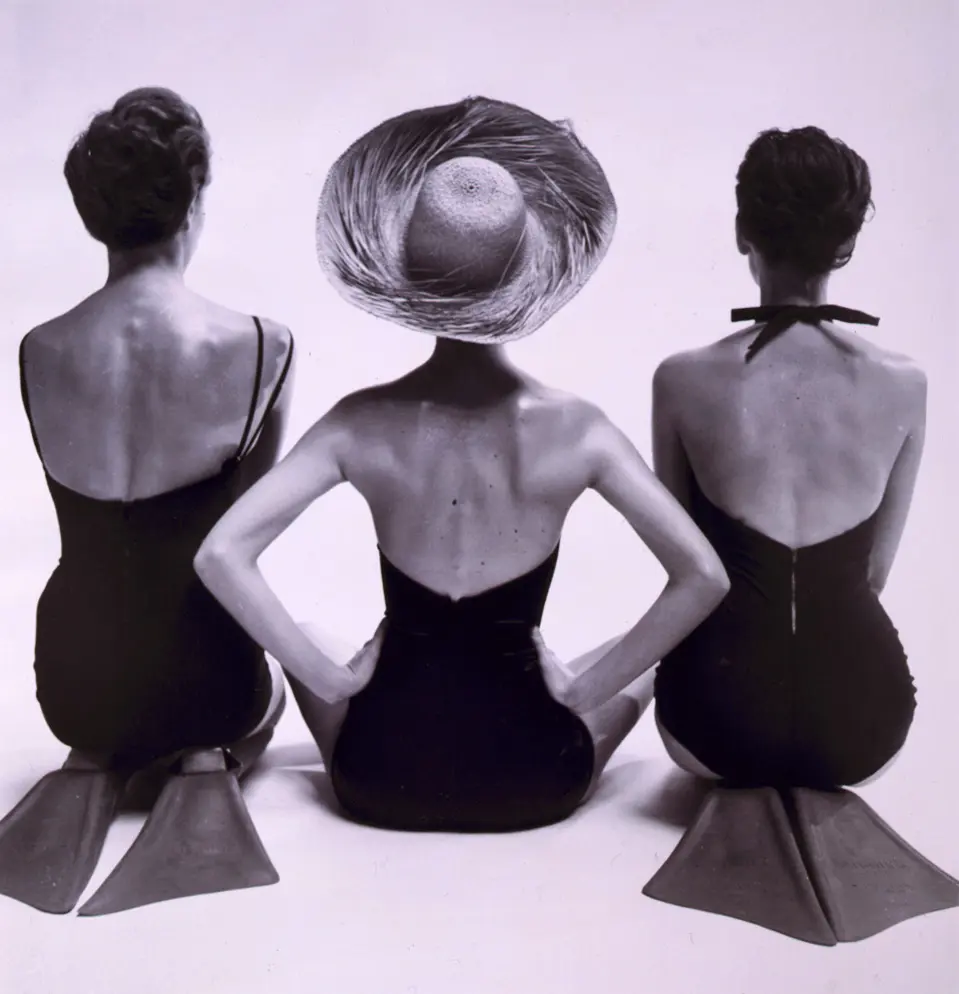 1950年の水着と帽子を着用した3人のモデル